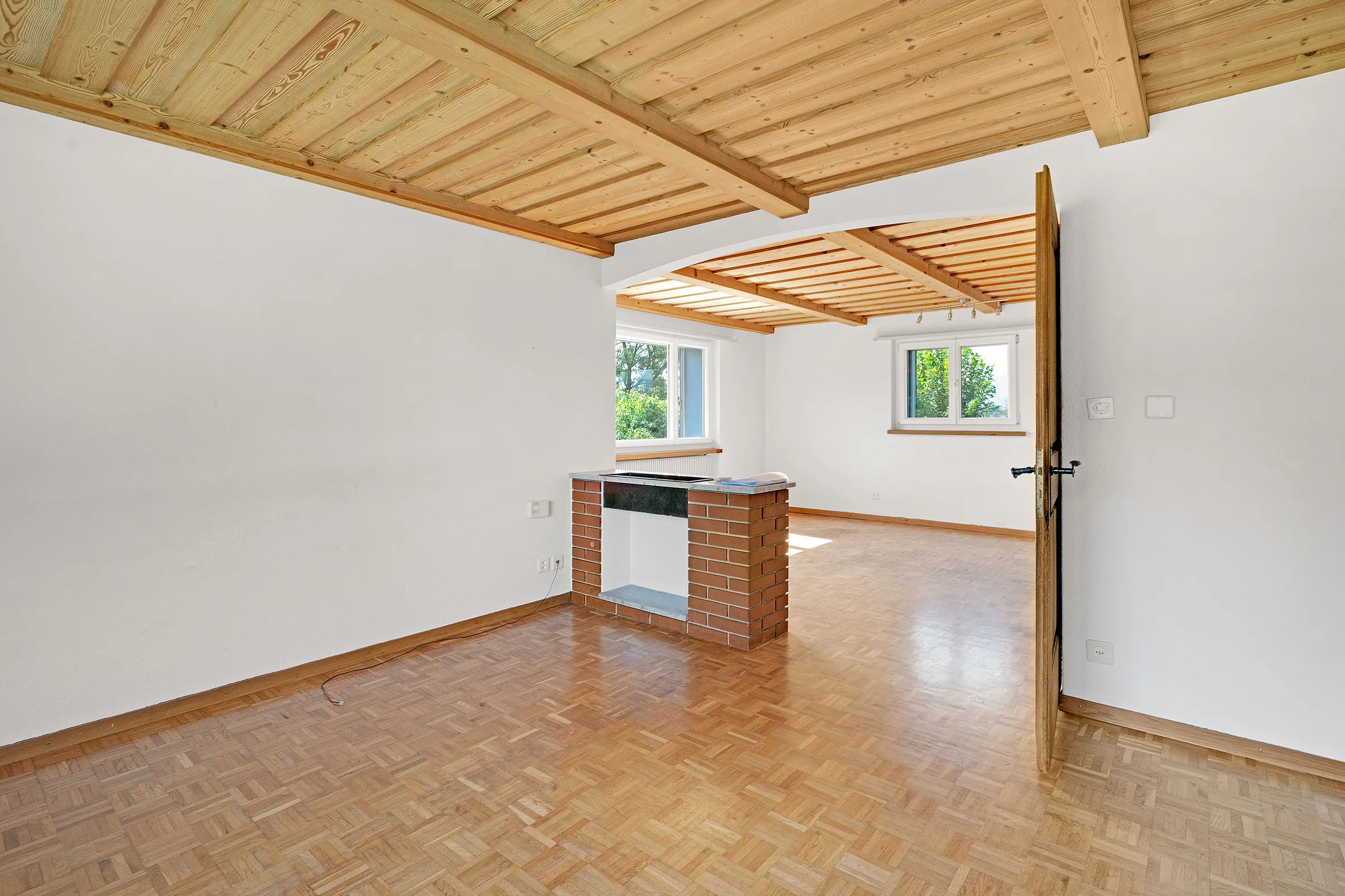 Heller Ruheraum mit Holzdecke und Parkett